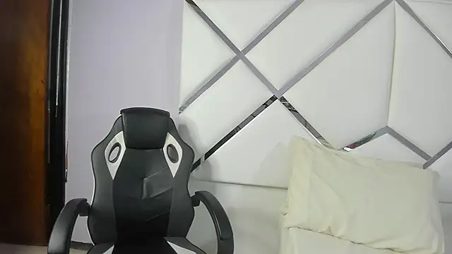 KikaDuque online show from April 2026 06:59:02 PM