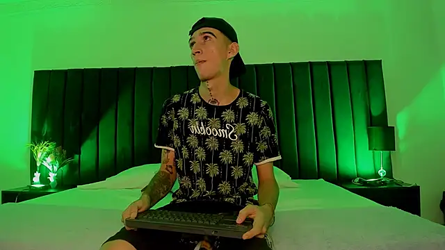 dominik thompson777 online show from September 2025 02:25:01 AM