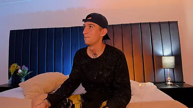 dominik thompson777 online show from October 2025 03:30:01 AM