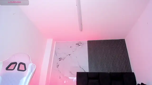 chloesagee online show from April 2026 09:32:01 PM