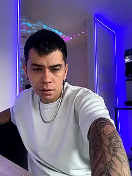 Snapshot of chris_suarez chatting on November 2025 09:41:01 PM chris suarez online show from November 2025 09:41:01 PM