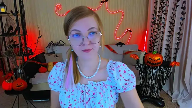 Snapshot of YourUniverser chatting on October 2025 09:19:02 AM YourUniverser online show from October 2025 09:19:02 AM