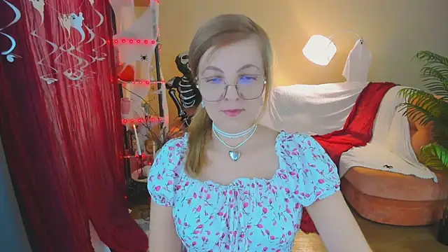 Snapshot of YourUniverser chatting on November 2025 09:13:01 AM YourUniverser online show from November 2025 09:13:01 AM