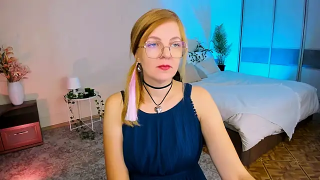 Snapshot of YourUniverser chatting on September 2025 04:33:01 AM YourUniverser online show from September 2025 04:33:01 AM