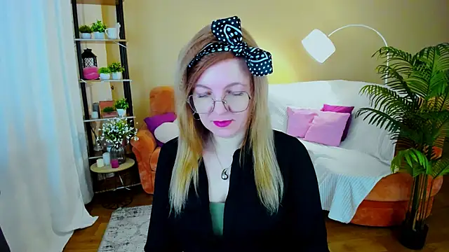 Snapshot of YourUniverser chatting on January 2026 09:35:01 AM YourUniverser online show from January 2026 09:35:01 AM