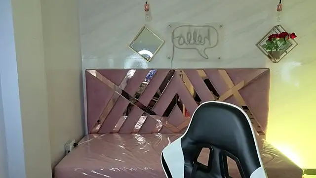 Luna Star v online show from November 2025 03:18:02 AM