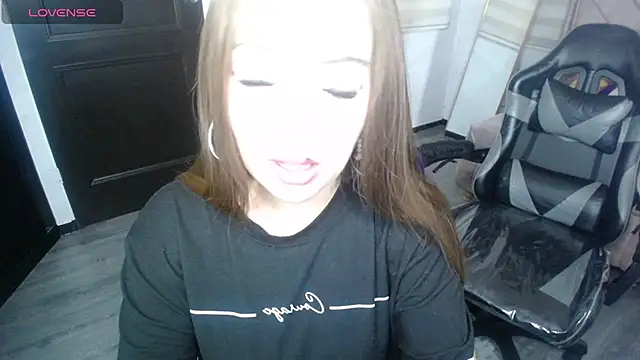 Luna Star v online show from September 2025 03:05:01 AM