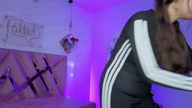 Luna Star v online show from November 2025 03:17:01 AM