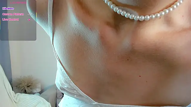 Ice Strawberry online show from November 2025 03:21:02 AM