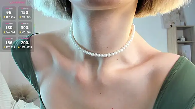 Ice Strawberry online show from November 2025 03:17:02 AM