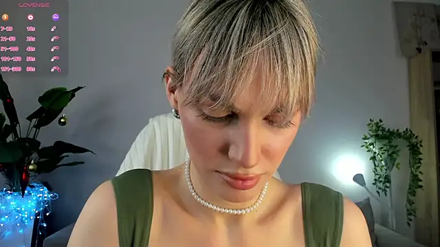 Ice Strawberry online show from December 2025 02:14:02 AM