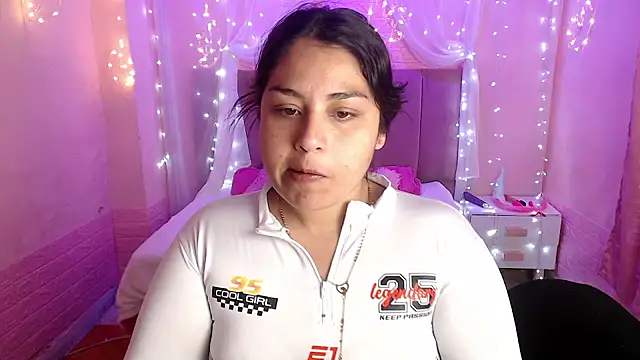 Snapshot of Aitana_200 chatting on September 2025 01:43:01 PM Aitana 200 online show from September 2025 01:43:01 PM