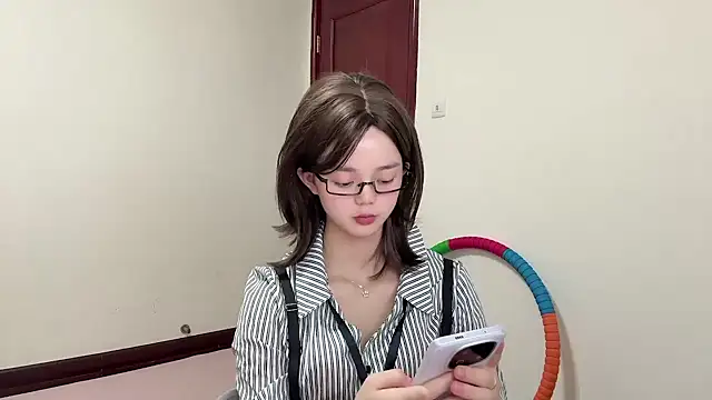 Nicole-13 online show from April 2026 02:33:01 PM