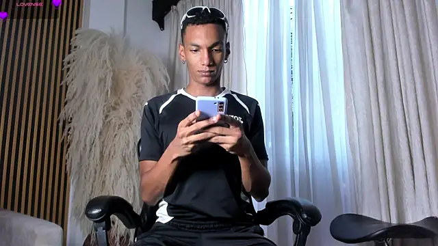 Snapshot of JulienSaint chatting on June 2026 11:48:02 AM JulienSaint online show from June 2026 11:48:02 AM