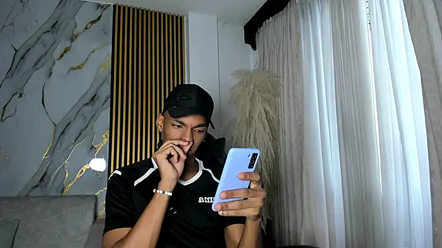 JulienSaint online show from November 2025 12:05:01 PM