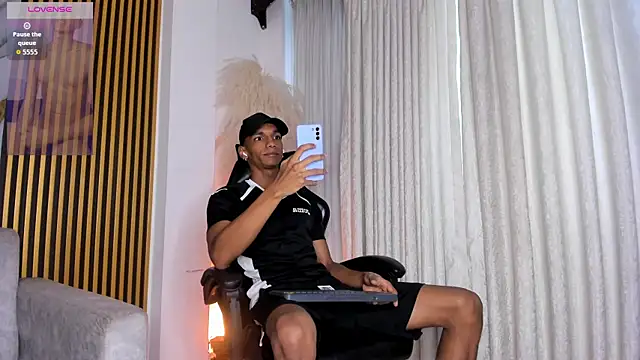 JulienSaint online show from November 2025 12:09:01 PM