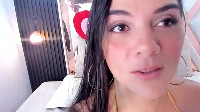 Alijohansonn online show from April 2026 07:03:01 PM