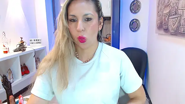 Snapshot of DianaPearls chatting on June 2026 10:37:02 AM DianaPearls online show from June 2026 10:37:02 AM