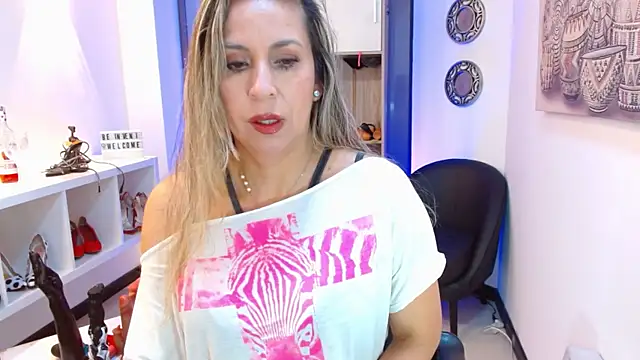 Snapshot of DianaPearls chatting on July 2026 10:37:01 AM DianaPearls online show from July 2026 10:37:01 AM