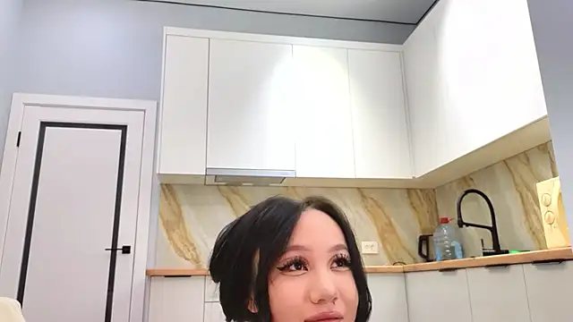 lunajii online show from April 2026 01:33:01 AM