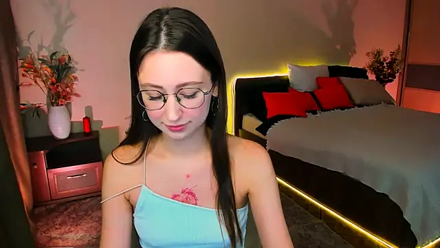 YourLovellyStory online show from November 2025 04:33:02 PM