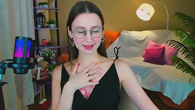 YourLovellyStory online show from November 2025 04:28:01 PM