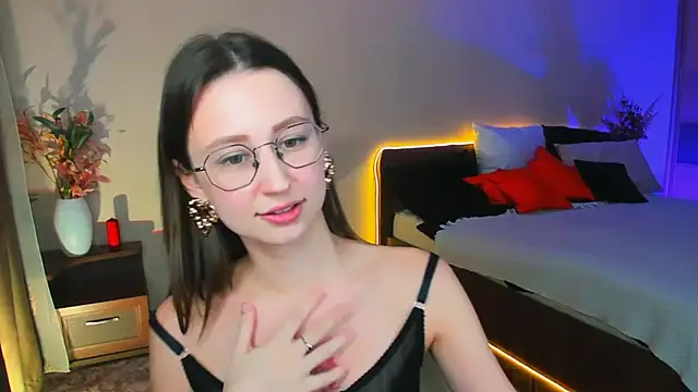 YourLovellyStory online show from November 2025 07:29:02 PM