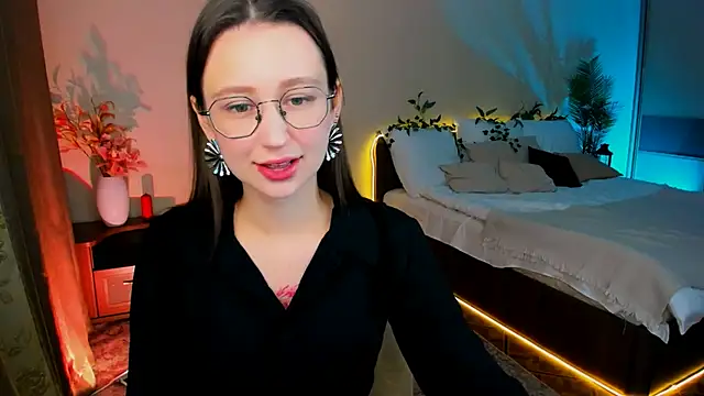 YourLovellyStory online show from November 2025 11:27:02 AM