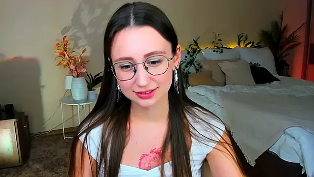 YourLovellyStory online show from November 2025 05:38:02 PM