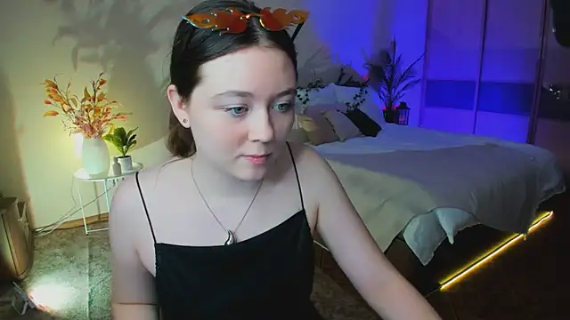 AlluringLookk online show from November 2025 11:25:01 AM