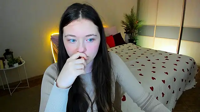AlluringLookk online show from June 2026 04:40:01 PM