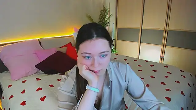 AlluringLookk online show from March 2026 04:40:01 PM