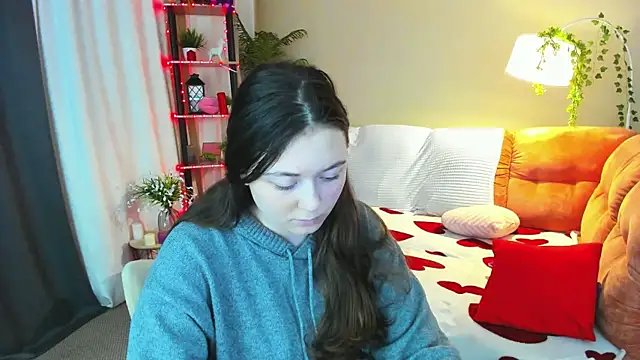 AlluringLookk online show from April 2026 05:18:01 PM