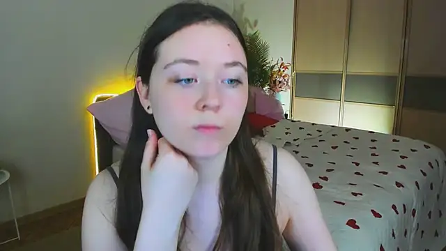 AlluringLookk online show from April 2026 04:44:01 PM