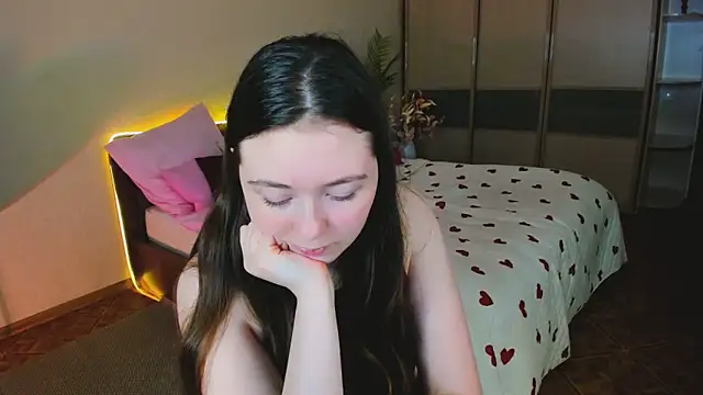 AlluringLookk online show from April 2026 12:23:01 PM