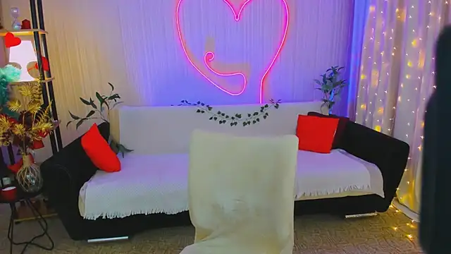 AlluringLookk online show from April 2026 07:58:02 PM