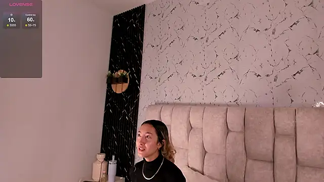 Snapshot of LauMiller chatting on September 2025 07:31:02 PM LauMiller online show from September 2025 07:31:02 PM