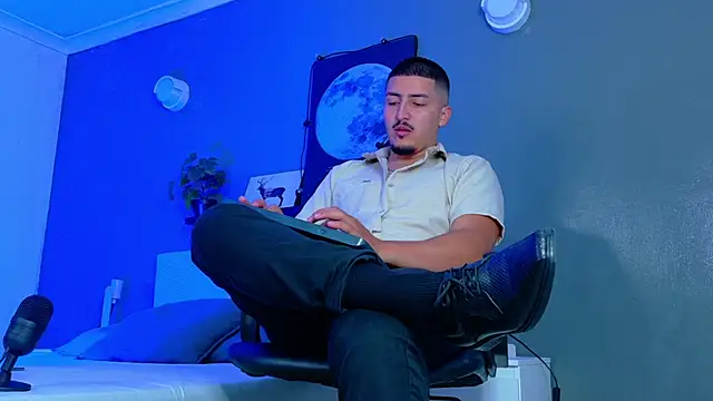 MrFox   online show from December 2025 12:00:02 PM