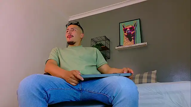 MrFox   online show from April 2026 07:28:02 PM