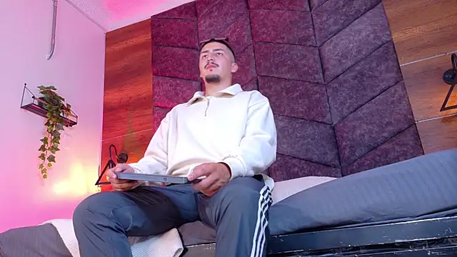 MrFox   online show from February 2026 07:35:01 PM