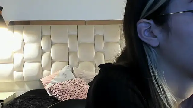 Emilia Bons online show from September 2025 03:40:01 PM