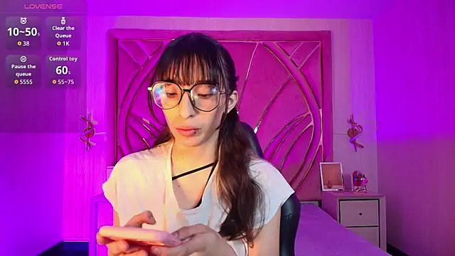 Emilia Bons online show from March 2026 01:26:02 PM