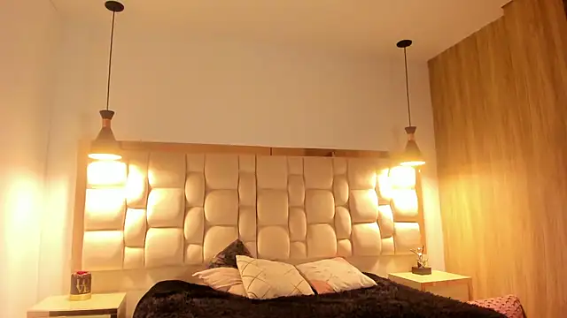 Emilia Bons online show from October 2025 01:23:02 PM