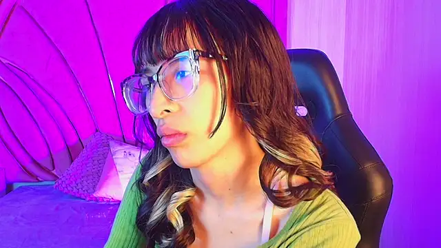 Emilia Bons online show from April 2026 12:41:02 PM