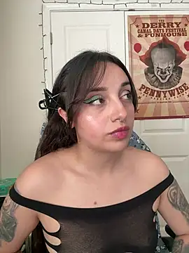 Snapshot of CharmingMaddie chatting on April 2026 05:03:02 PM CharmingMaddie online show from April 2026 05:03:02 PM