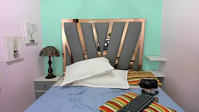 Violett Salvatore online show from September 2025 04:44:01 PM