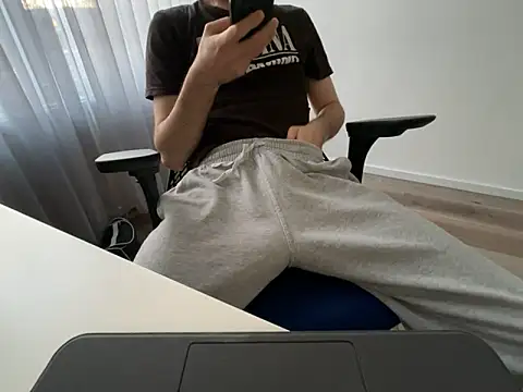 Frankieyyy1 online show from April 2026 06:42:01 PM