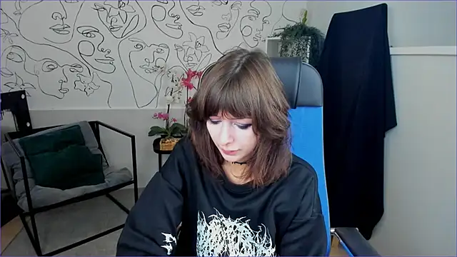 Snapshot of CrystallBloom chatting on September 2025 02:06:02 AM CrystallBloom online show from September 2025 02:06:02 AM