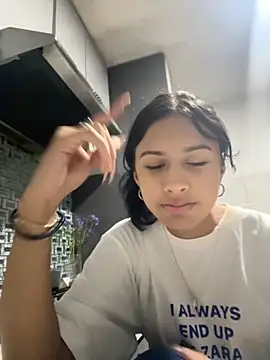 Snapshot of lynn9000 chatting on November 2025 05:33:02 AM lynn9000 online show from November 2025 05:33:02 AM