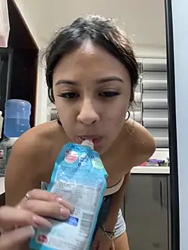 Snapshot of lynn9000 chatting on November 2025 06:40:01 AM lynn9000 online show from November 2025 06:40:01 AM